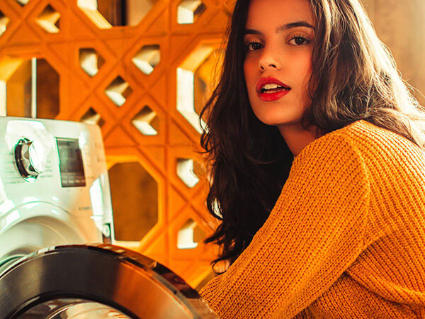mina-poniendo-ropa-lavadora-tiny-600x450